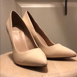 Nude heel